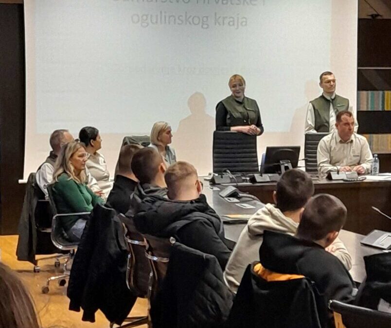 Zelena budućnost u rukama mladih: Uprava šuma Podružnice Ogulin obilježila Svjetski dan šuma s maturantima